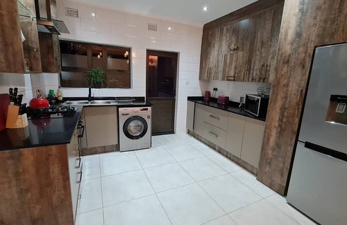 Bulawayo Apartment | Immaculate 3 bedroomed guesthouse in Ilanda - 2041