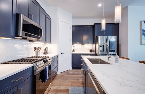Highland House | Immaculate 3B/2.5B +Office | North Central | 30+ Days | Perfect for Temp Living