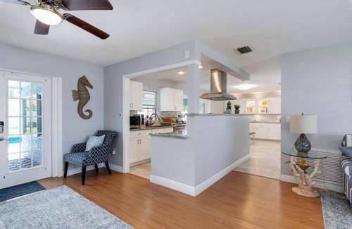 Bradenton House | Immaculate 4/2 pool home in Village Green near Anna Maria Island - Southern Exposure