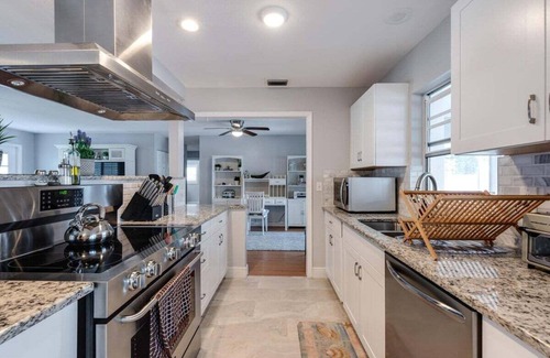 Bradenton House | Immaculate 4/2 pool home in Village Green near Anna Maria Island - Southern Exposure
