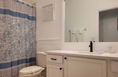Trafalgar Village House | Immaculate 4 bed / 3 bath pool & spa home