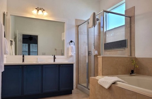 Trafalgar Village House | Immaculate 4 bed / 3 bath pool & spa home
