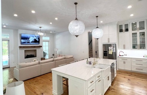 Oxford House | IMMACULATE 5 bedroom home in one of Oxfords most desired neighborhoods w/a pool