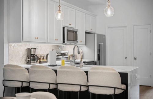 Lawrenceville Apartment | Immaculate Double King Suite| Rooftop Deck w/View