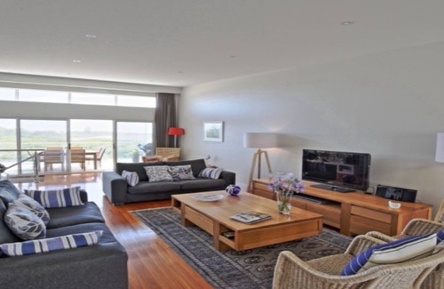 Hawks Nest House | Immaculate 'Majestic Views'