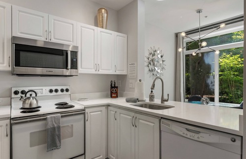 Belltown Condo | Immaculate Modern 2BR Condo with Pool & Parking!