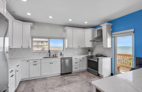 Painters Hill House | Immaculate, modern stay steps to beach with amazing ocean views