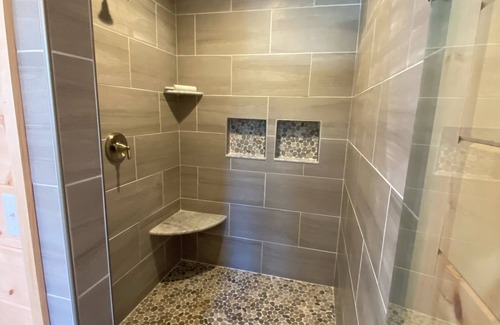 James Creek Cabin | Immaculate MountainLake Home!Epic view, HotTub,FirePit, Putting Green,Pickleball