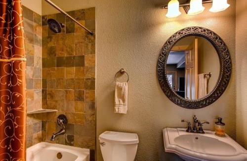 Valley of the Sun House | Immaculate & Private Mountain Home with Hot Tub - Sugar Pine Lodge