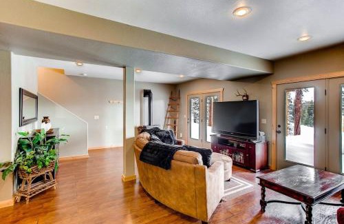Valley of the Sun House | Immaculate & Private Mountain Home with Hot Tub - Sugar Pine Lodge