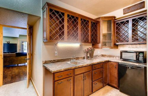 Valley of the Sun House | Immaculate & Private Mountain Home with Hot Tub - Sugar Pine Lodge