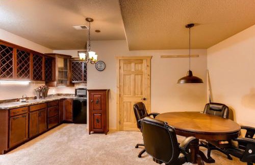 Valley of the Sun House | Immaculate & Private Mountain Home with Hot Tub - Sugar Pine Lodge