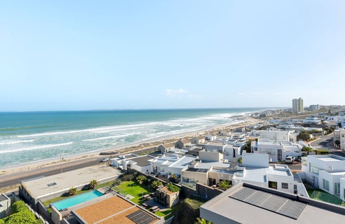 Bloubergstrand Apartment | Immaculate Sea Views from Beachfront Apartment