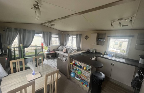 Newton Apartment | Immaculate Sen Friendly 3-bed Caravan in Porthcawl