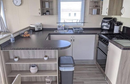 Newton Apartment | Immaculate Sen Friendly 3-bed Caravan in Porthcawl