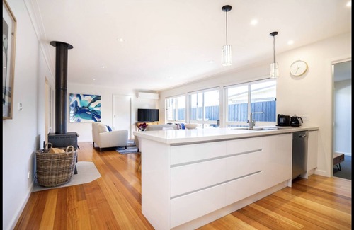 Dromana House | Immaculate, spacious, and only steps to the beach! 4pm checkout on Sundays*