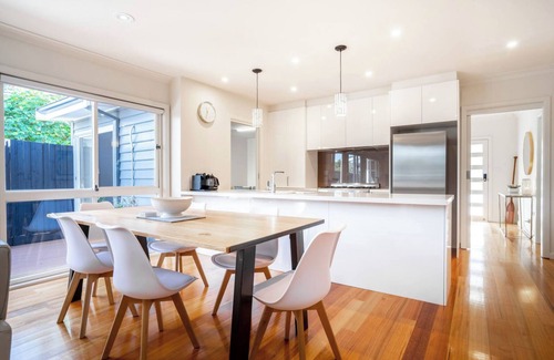 Dromana House | Immaculate, spacious, and only steps to the beach! 4pm checkout on Sundays*