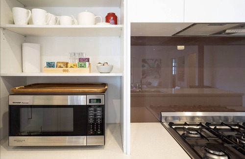 Dromana House | Immaculate, spacious, and only steps to the beach! 4pm checkout on Sundays*