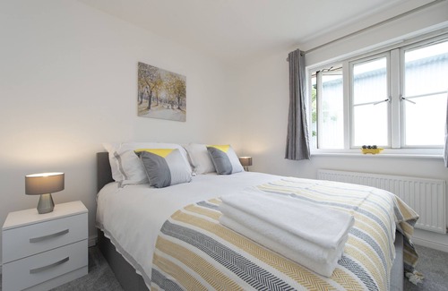 Newham House | Immaculate Two Bedroom House with Garden and Private Parking