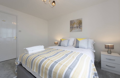 Newham House | Immaculate Two Bedroom House with Garden and Private Parking