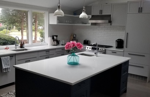 Town of Southampton House | Immaculate Waterfront 2 bedroom! n