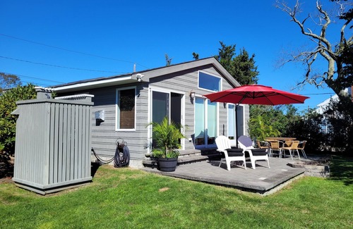 Town of Southampton House | Immaculate Waterfront 2 bedroom! n