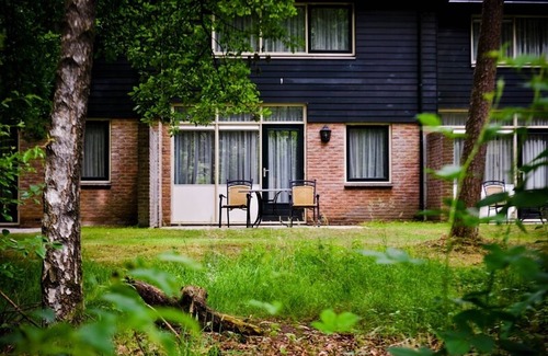 Beekbergen-Zuid Hotel | Immerse in Nature's Beauty: Convenient Room with Indoor Pool, Near Burgers Zoo