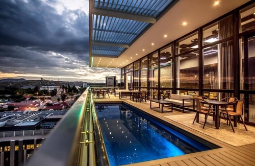 Windhoek Central Apartment | Immerse Yourself in Windhoek Adventure! City View, Rooftop Pool and Free Parking