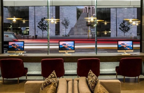 Windhoek Central Apartment | Immerse Yourself in Windhoek Adventure! City View, Rooftop Pool and Free Parking