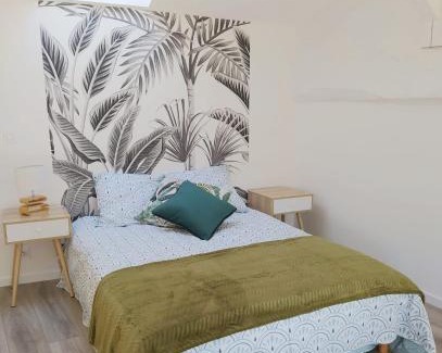 Saint-Medard-de-Guizieres Apartment | Immeuble Centre Ville