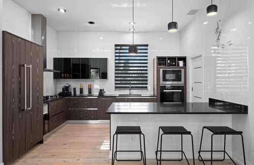 Vamo House | IMMODERATE HOME,PRIVATE CINEMA ROOM, HUGE SALT POOL, VERY OWN SPORTS COURTS