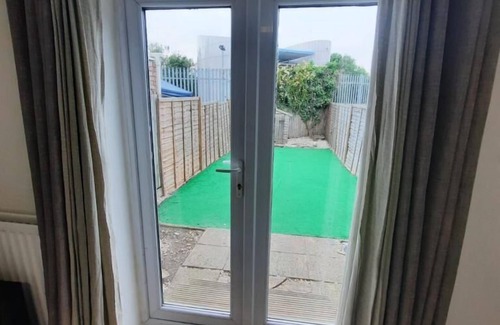 Thamesmead House | Impeccable 2-Bed House in Thamesmead London