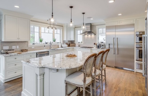 Brewster House | Impeccable 5BR Custom Home - Short stroll to Mant's Landing Beach