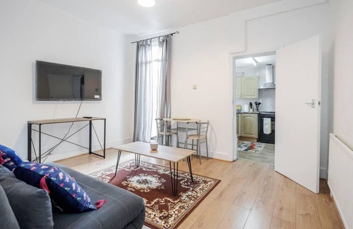 Newham House | Impeccable and Welcoming 3-bed House in London