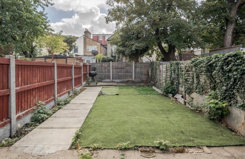 Newham House | Impeccable and Welcoming 3-bed House in London