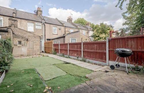 Newham House | Impeccable and Welcoming 3-bed House in London