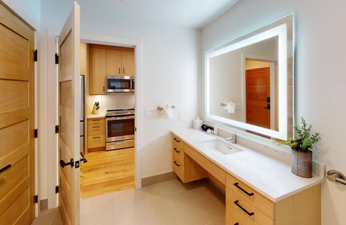 Tamarack Resort Condo | Impeccable Condo|Pet Friendly|Juliette Balcony