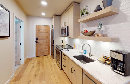 Tamarack Resort Condo | Impeccable Condo|Pet Friendly|Juliette Balcony