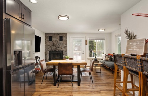 Government Camp House | Impeccable Custom Mountain Estate, Pet Friendly, BBQ, One Block From Center of Government Camp