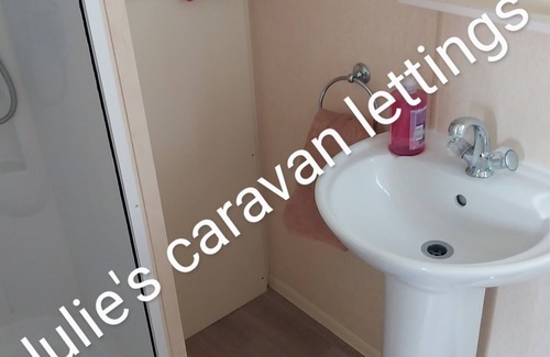 Walton on the Naze Cabin | Impeccable 2-Bed Lodge in Walton on the Naze