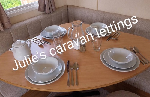 Walton on the Naze Cabin | Impeccable 2-Bed Lodge in Walton on the Naze