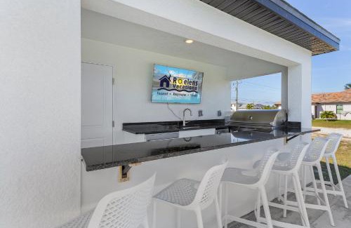 Burnt Store House | IMPECCABLE Gulf Access, Dock w/Tiki Bar, Outdoor Kitchen,AND AND AND - Villa Nautical Paradise