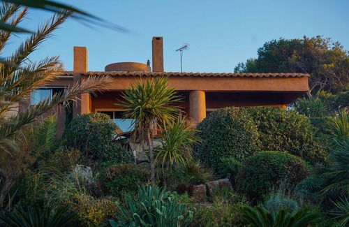 Sanary-sur-Mer Villa | IMPRENSABLE VIEW OF THE SEA Direct access to the sea 50 metres away