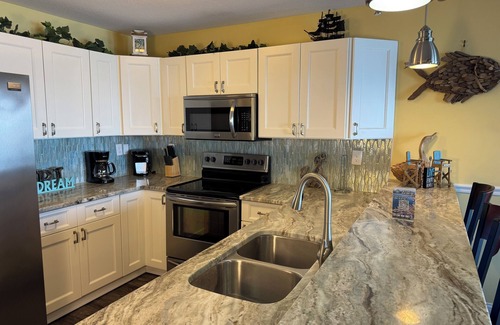 Put-in-Bay Condo | Impressive 3 BR Condo Located Directly on Lake Erie with Pool - 10 ppl - C209