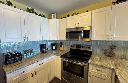 Put-in-Bay Condo | Impressive 3 BR Condo Located Directly on Lake Erie with Pool - 10 ppl - C209