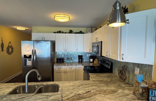 Put-in-Bay Condo | Impressive 3 BR Condo Located Directly on Lake Erie with Pool - 10 ppl - C209