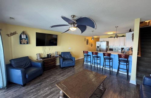 Put-in-Bay Condo | Impressive 3 BR Condo Located Directly on Lake Erie with Pool - 10 ppl - C209