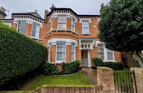 Tulse Hill House | Impressive 5BR family home in Leafy