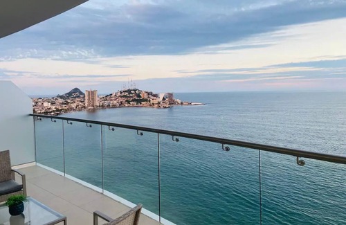 Ferrocarrilera Apartment | Impressive oceanview condo. Floor 15; pool, sauna & jacuzzi.