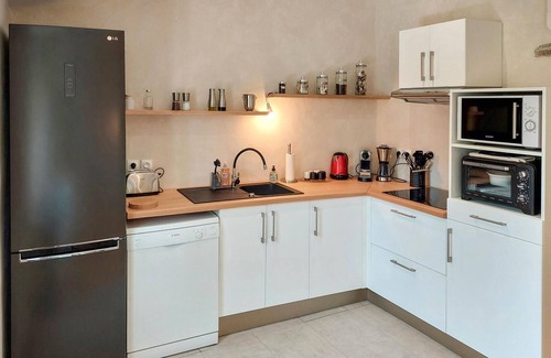 La Reole Apartment | In a beautiful stone house welcomes you this tasteful and large vacation apartment.